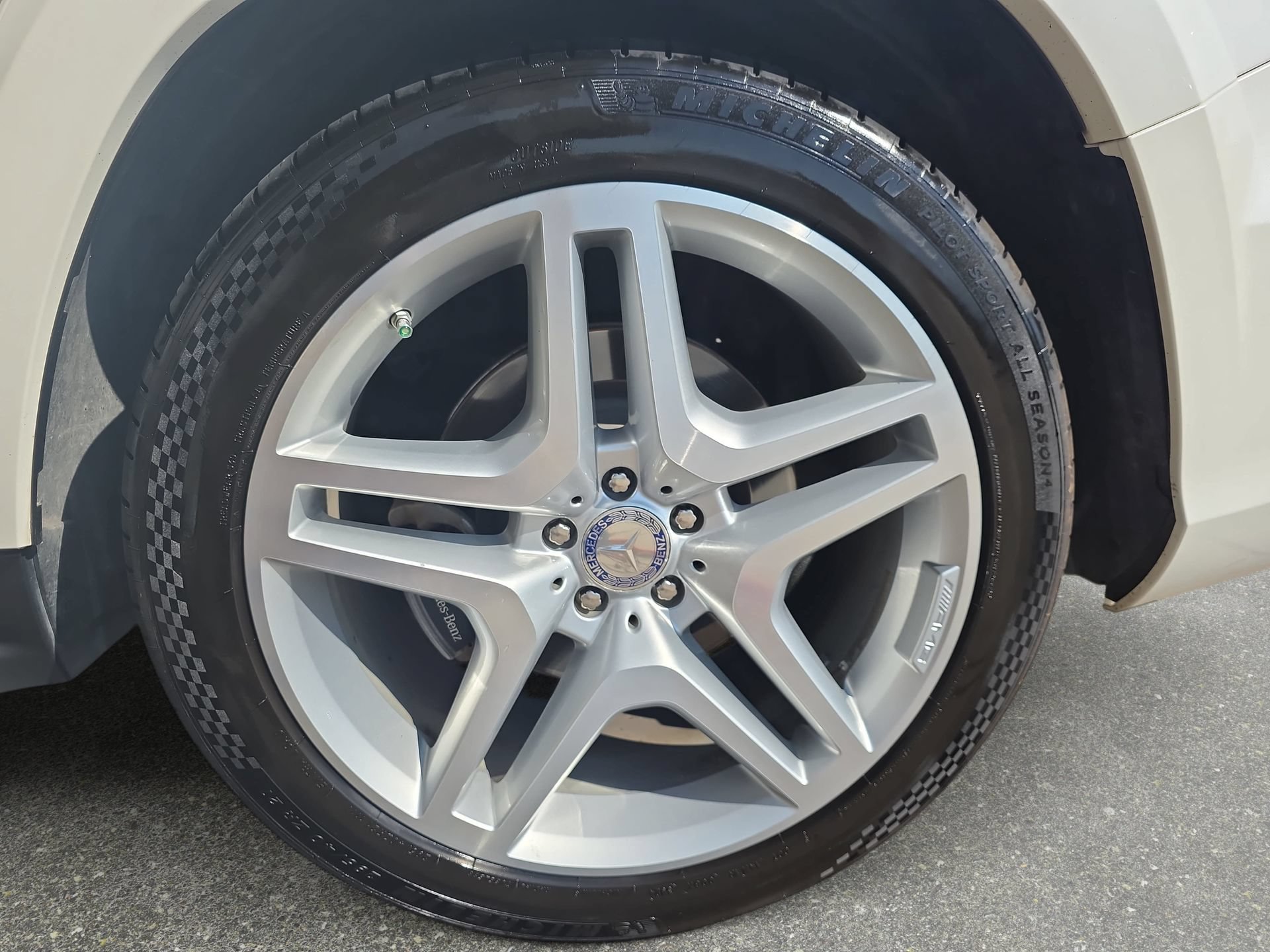 Used 2015 Mercedes-Benz GL 550 4MATIC image 32