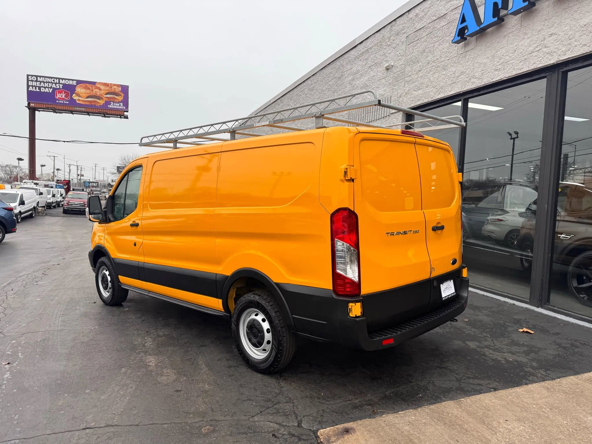 Used 2019 Ford Transit 250 130 Low Roof RWD image 3