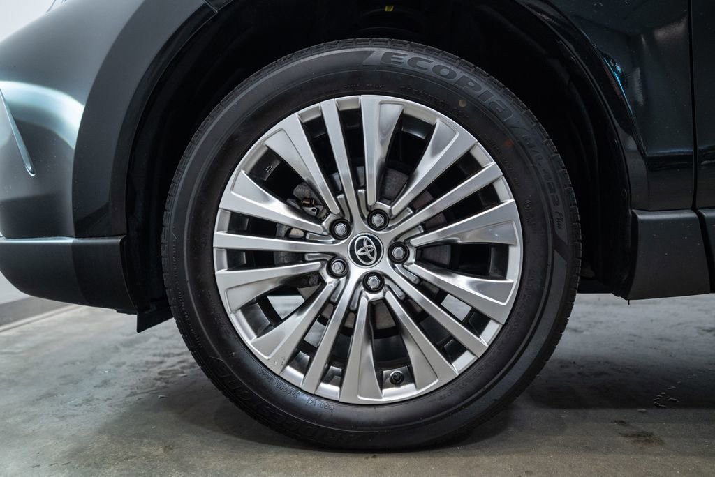 Used 2024 Toyota Venza XLE AWD/4WD image 11