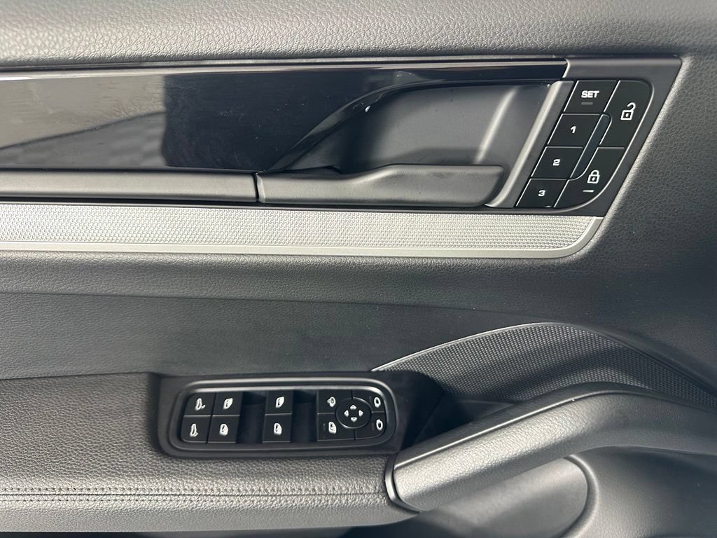 Certified 2025 Porsche Cayenne AWD/4WD image 17