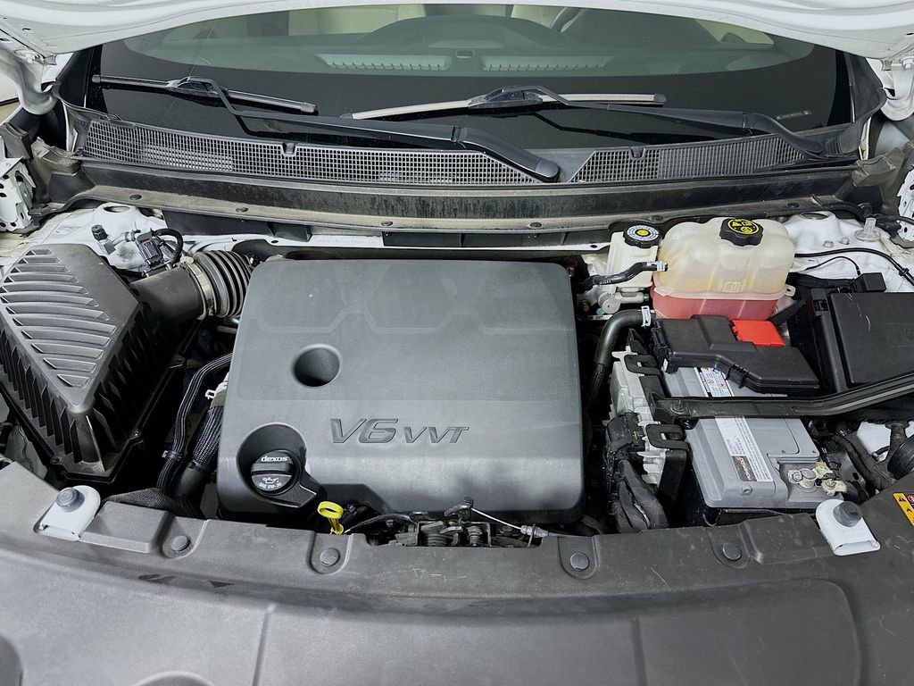 Used 2023 Chevrolet Traverse LS w/ Safety Package FWD image 9