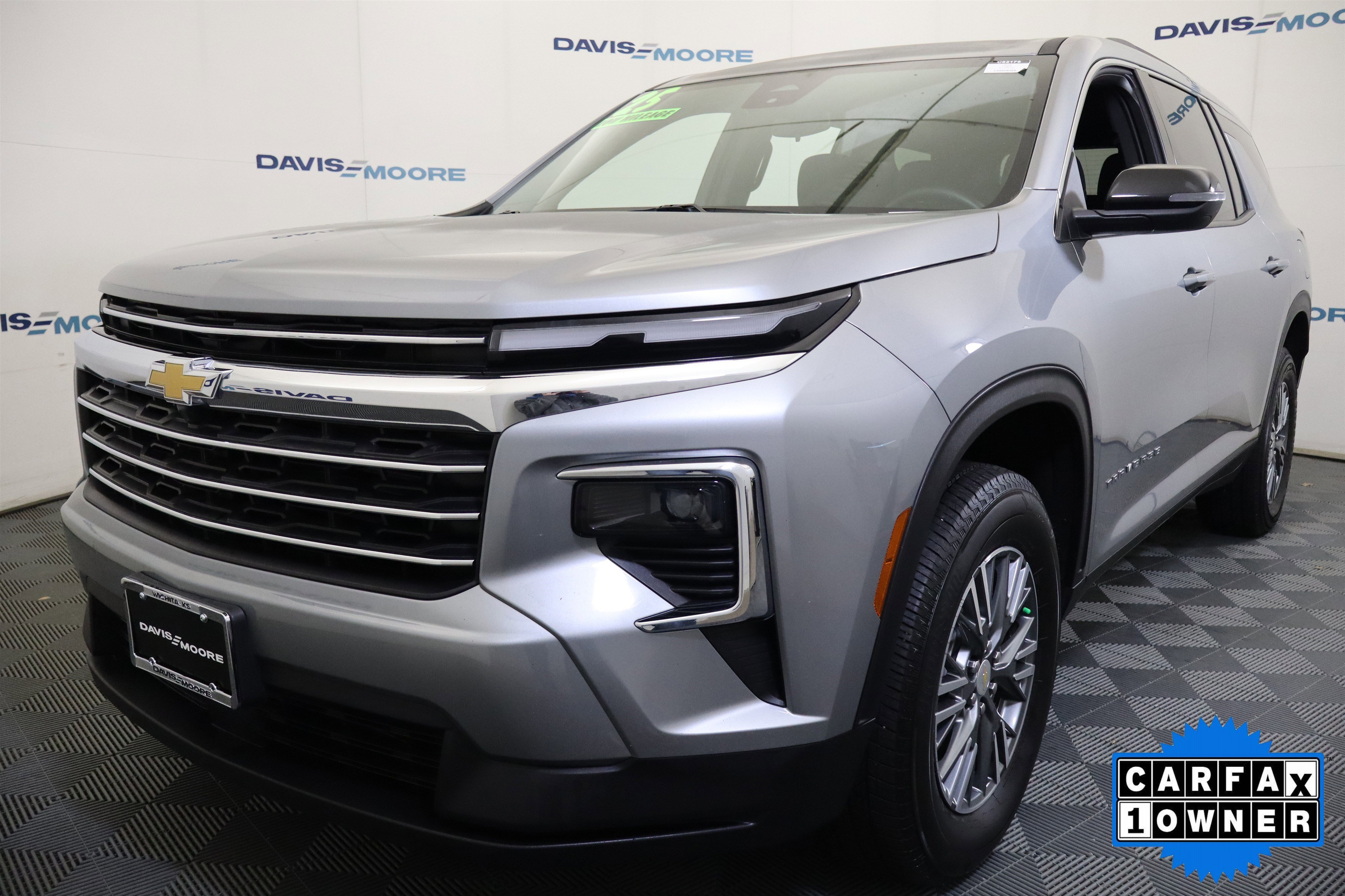 Used 2025 Chevrolet Traverse LT image 11