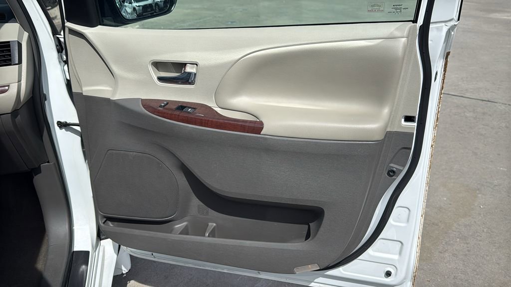 Used 2014 Toyota Sienna XLE image 31