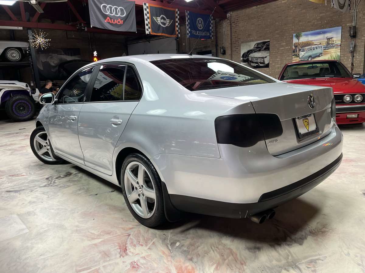 Used 2010 Volkswagen Jetta Limited Edition FWD image 5