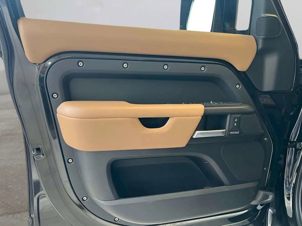 Used 2025 Land Rover Defender 130 V8 image 23