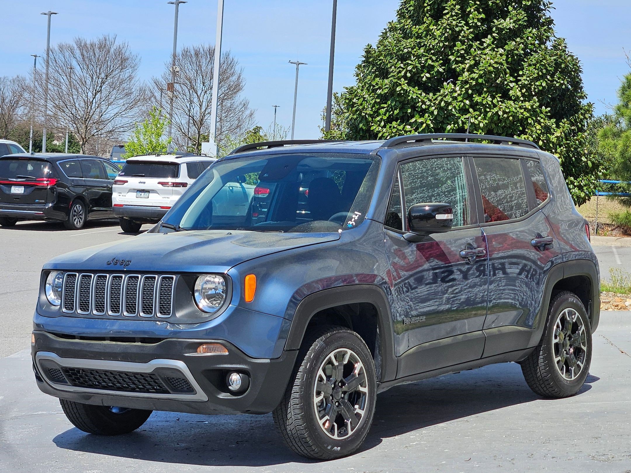 Used 2023 Jeep Renegade Latitude image 3