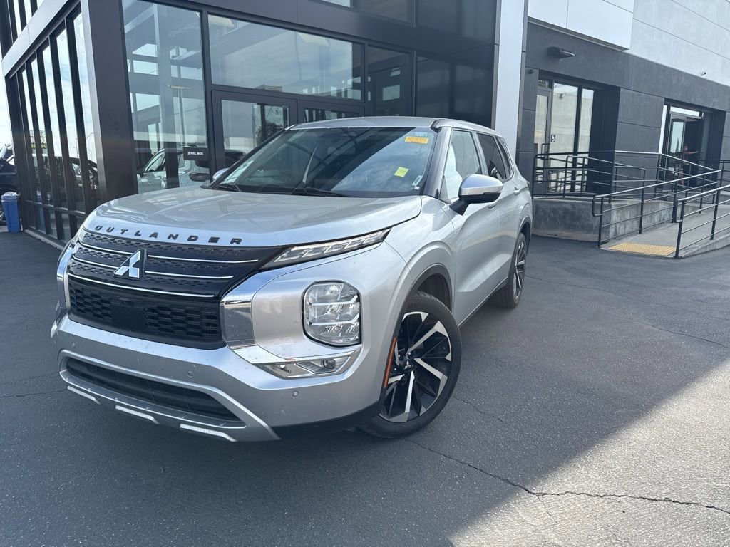 Used 2022 Mitsubishi Outlander SE image 2