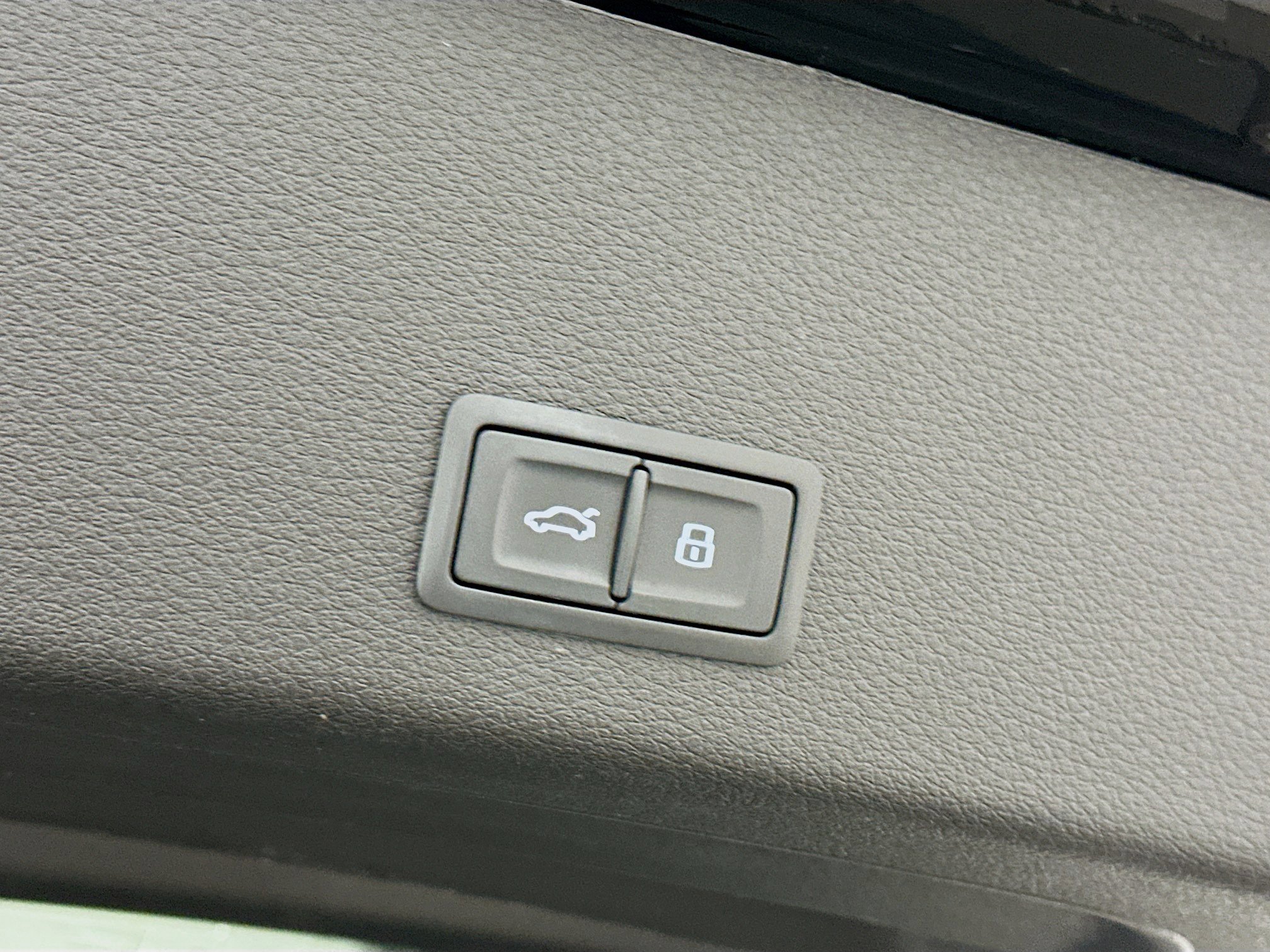 Used 2022 Audi e-tron Premium image 32