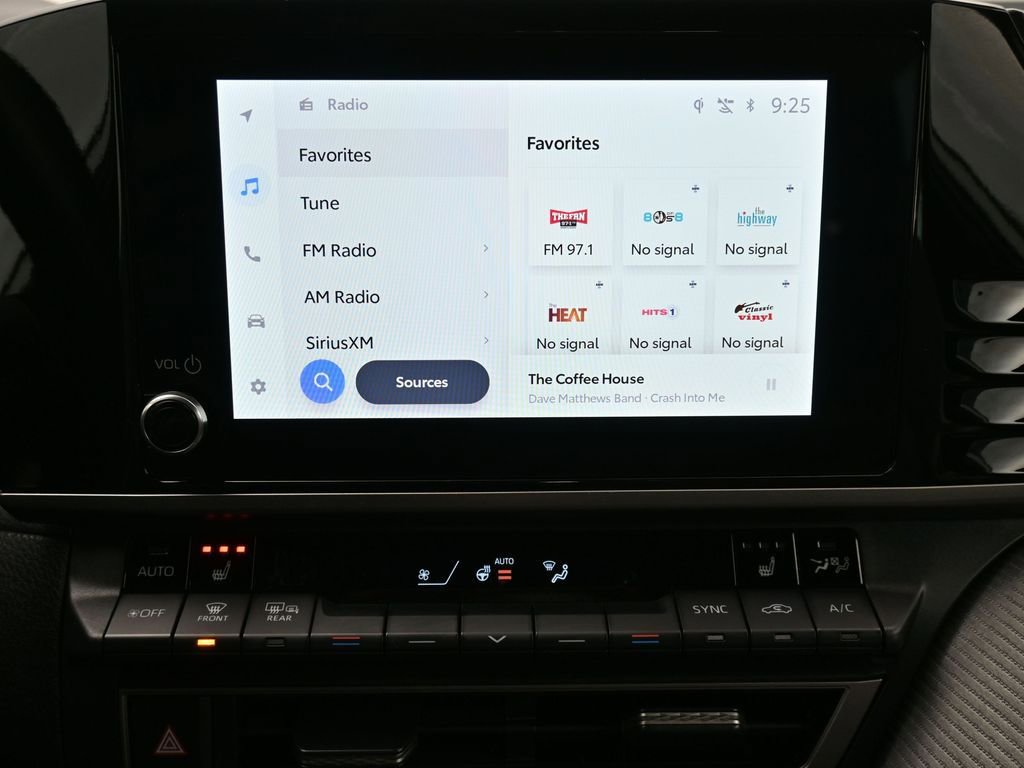 Used 2025 Toyota Camry SE w/ Convenience Package image 24