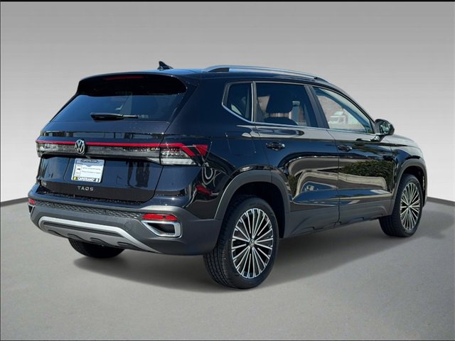 Used 2025 Volkswagen Taos SE image 4