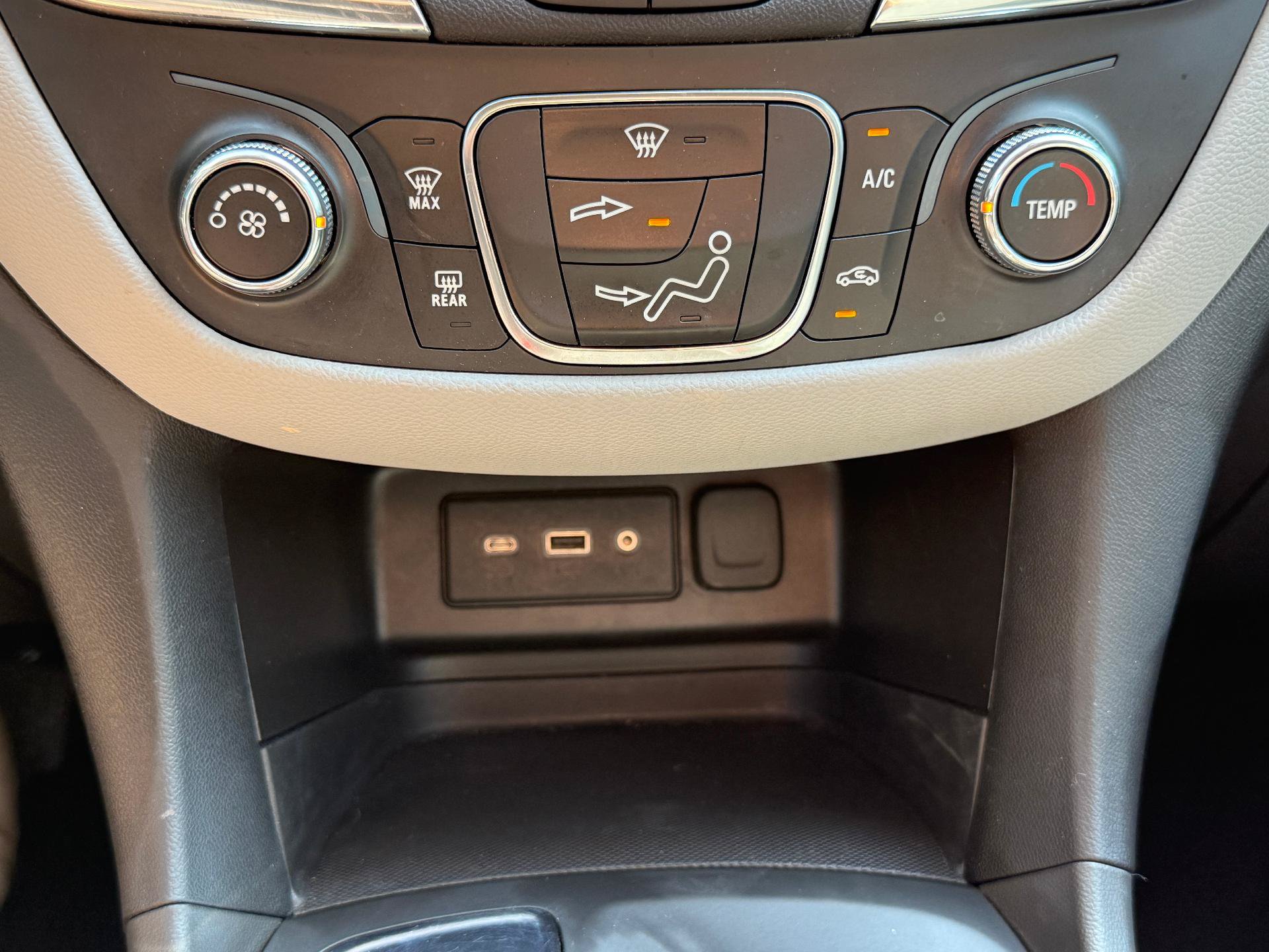 Used 2023 Chevrolet Equinox LS w/ LS Convenience Package FWD image 16