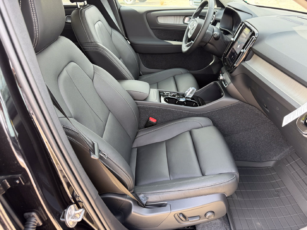 New 2026 Volvo XC40 B5 Ultra w/ Protection Package Premier AWD/4WD image 9