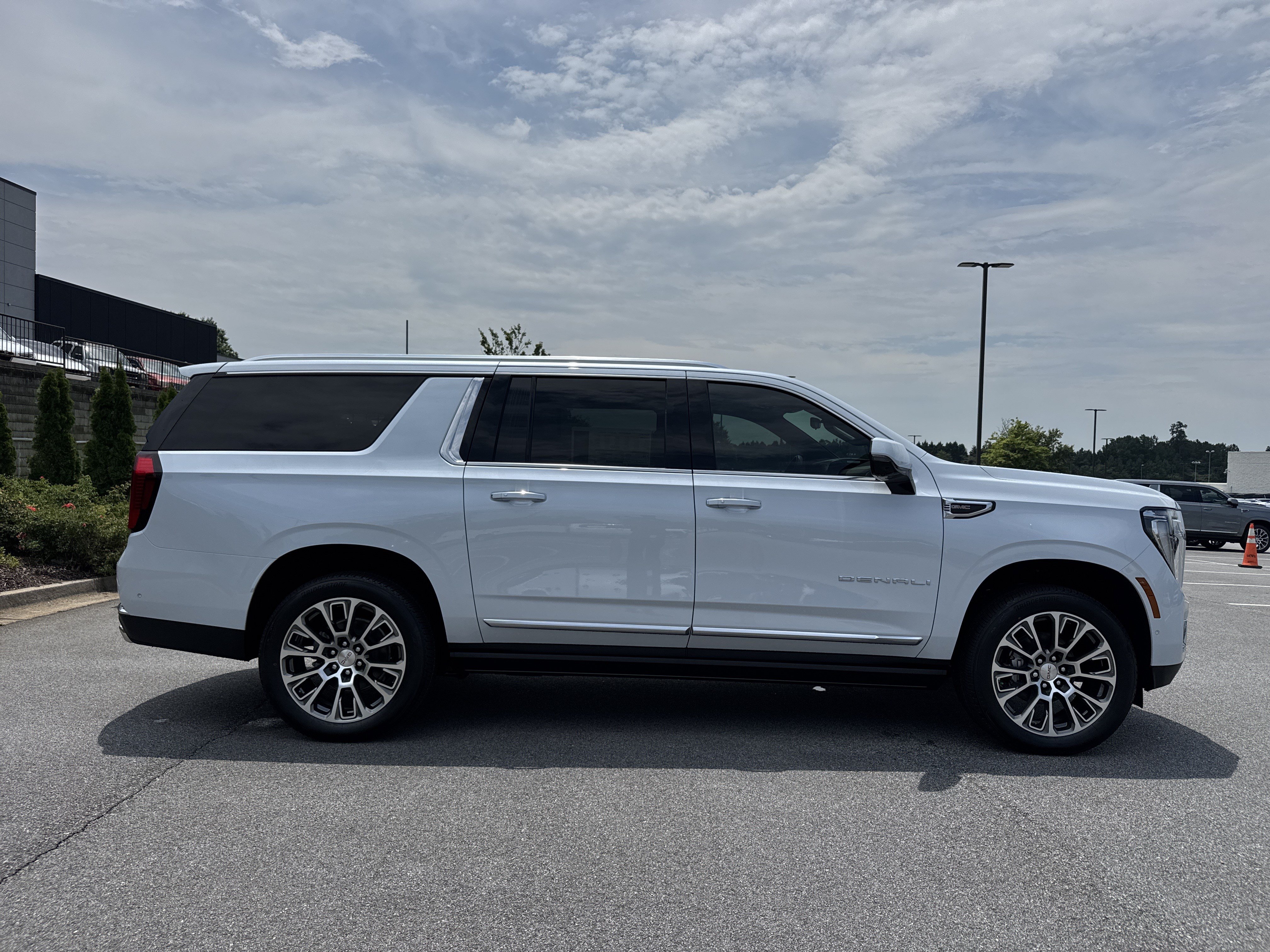 New 2026 GMC Yukon XL Denali w/ Denali Reserve Package AWD/4WD image 11