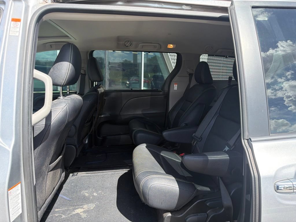 Used 2016 Toyota Sienna SE w/ SE Preferred Package FWD image 8