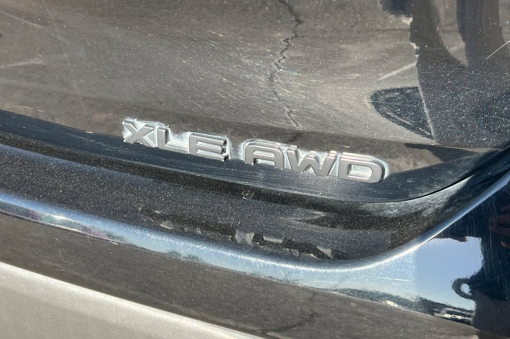 Used 2020 Toyota Highlander XLE AWD/4WD image 9
