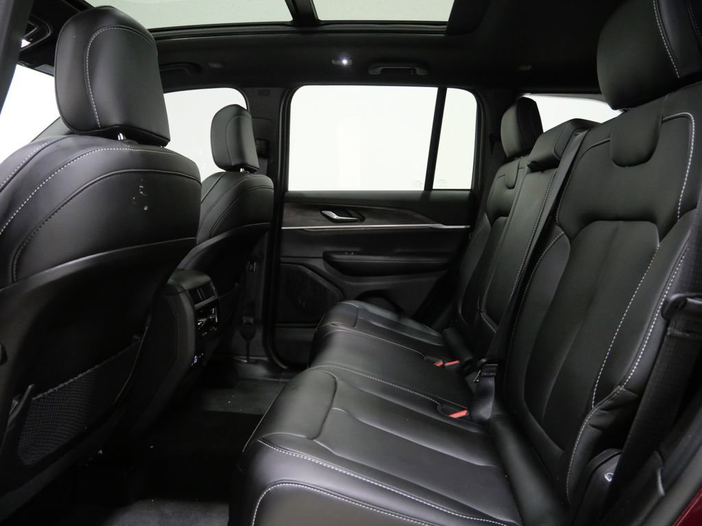 Used 2025 Jeep Grand Cherokee Limited image 24