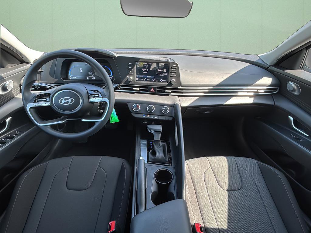 Certified 2025 Hyundai Elantra SE FWD image 24