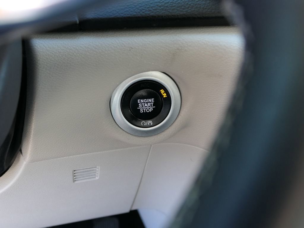 Used 2023 Chrysler Pacifica Touring-L image 15