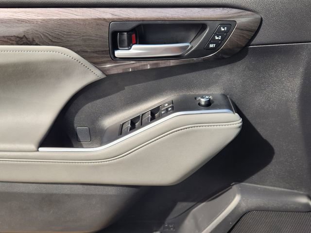 Used 2024 Toyota Highlander Limited image 16