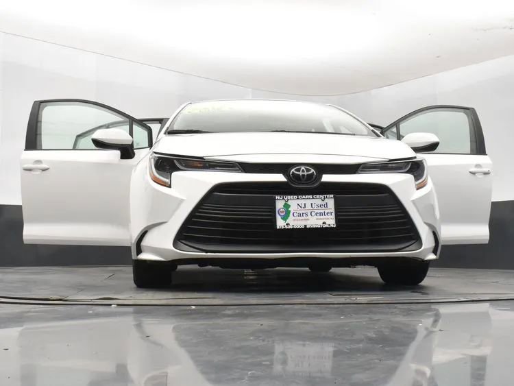 Used 2025 Toyota Corolla LE image 11