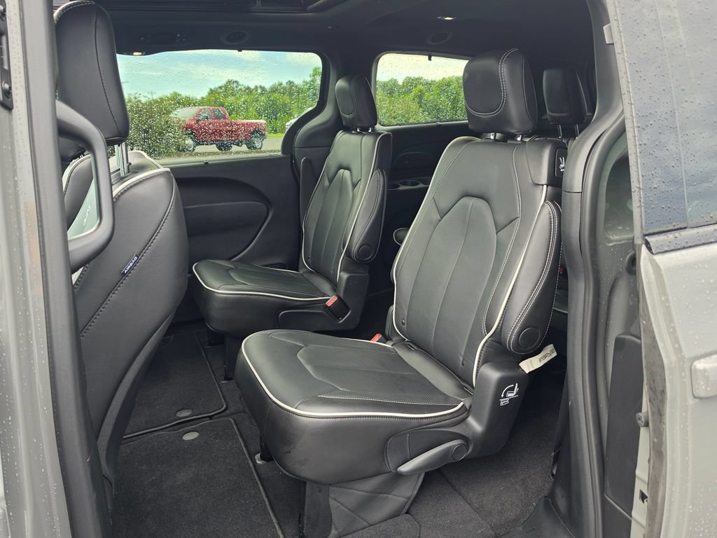 Used 2025 Chrysler Pacifica Limited AWD/4WD image 31