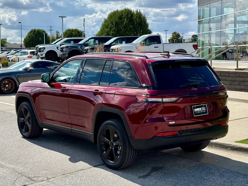 Used 2023 Jeep Grand Cherokee Altitude image 3