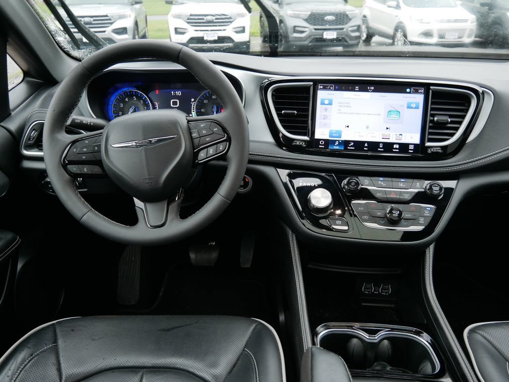 Used 2025 Chrysler Pacifica Limited FWD image 16