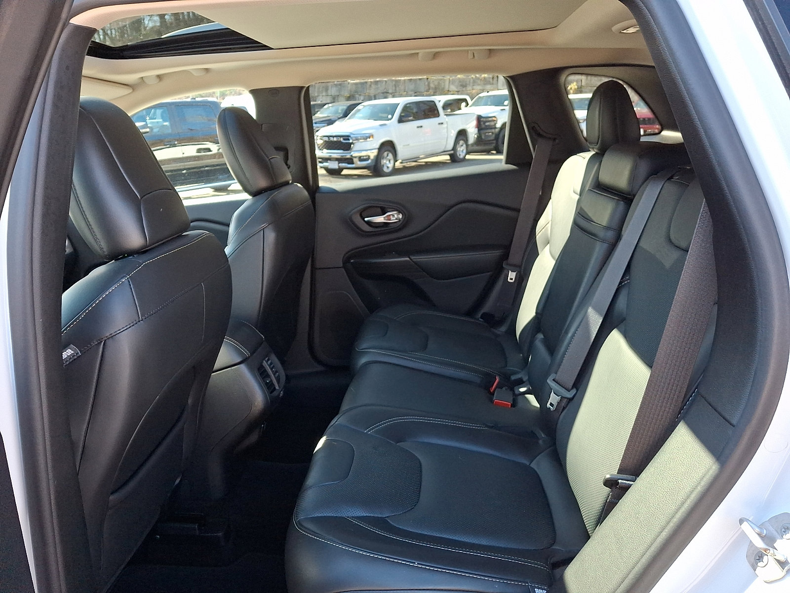Certified 2016 Jeep Cherokee Limited w/ Luxury Group image 11