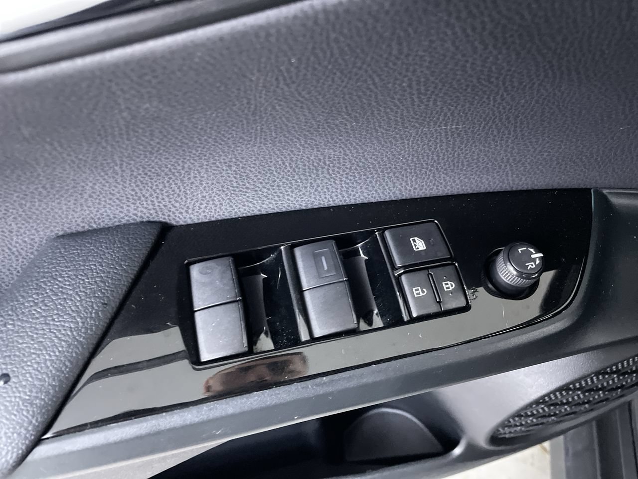 Used 2022 Toyota Prius LE FWD image 11