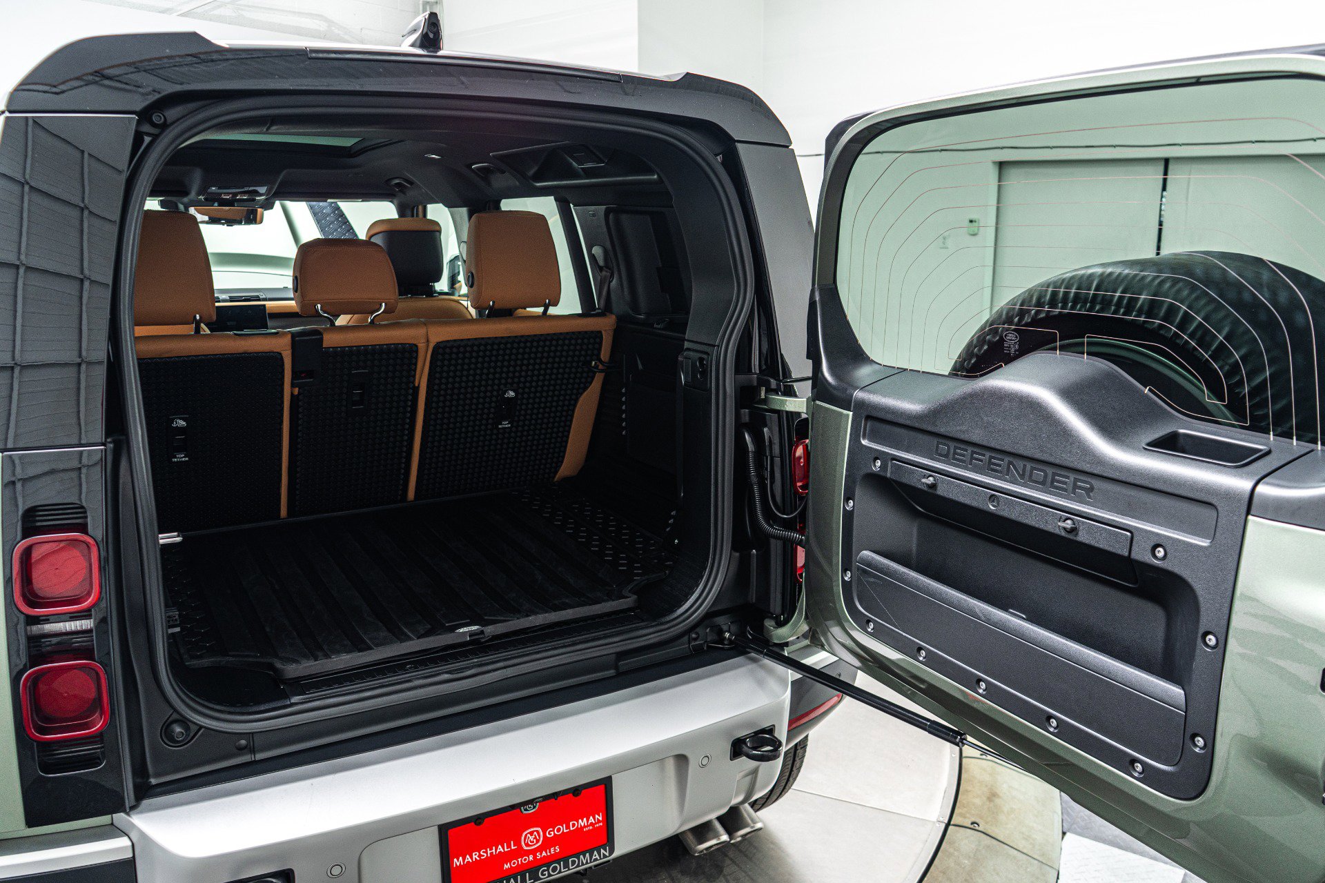 Used 2024 Land Rover Defender 110 SE image 19