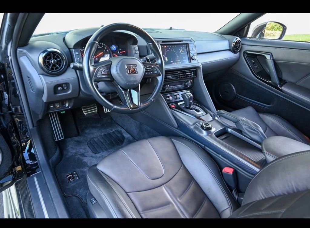 Used 2019 Nissan GT-R Premium w/ Premium Interior Package image 3