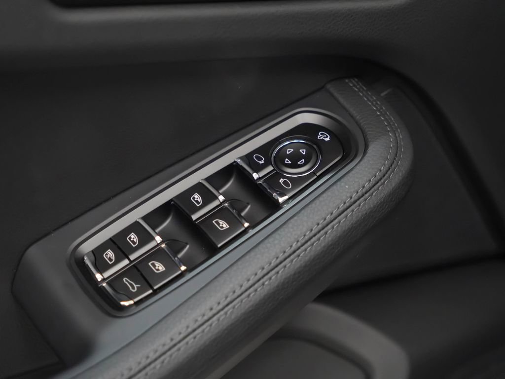 Used 2026 Porsche Macan AWD/4WD image 13