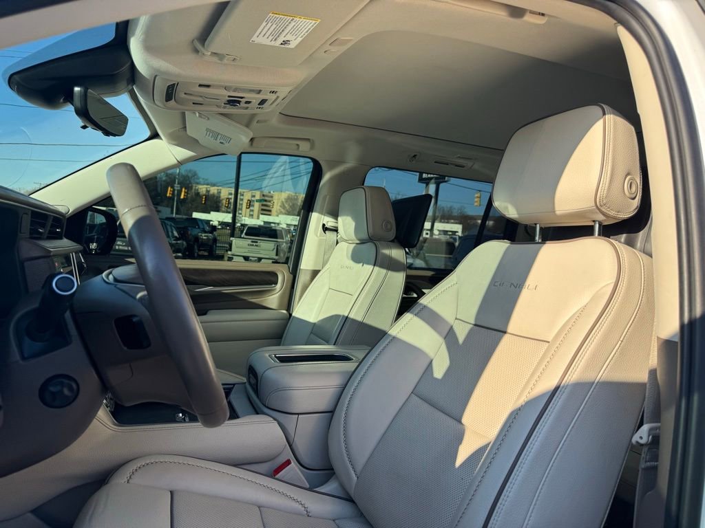 Used 2023 GMC Yukon XL Denali w/ Denali Reserve Package image 15