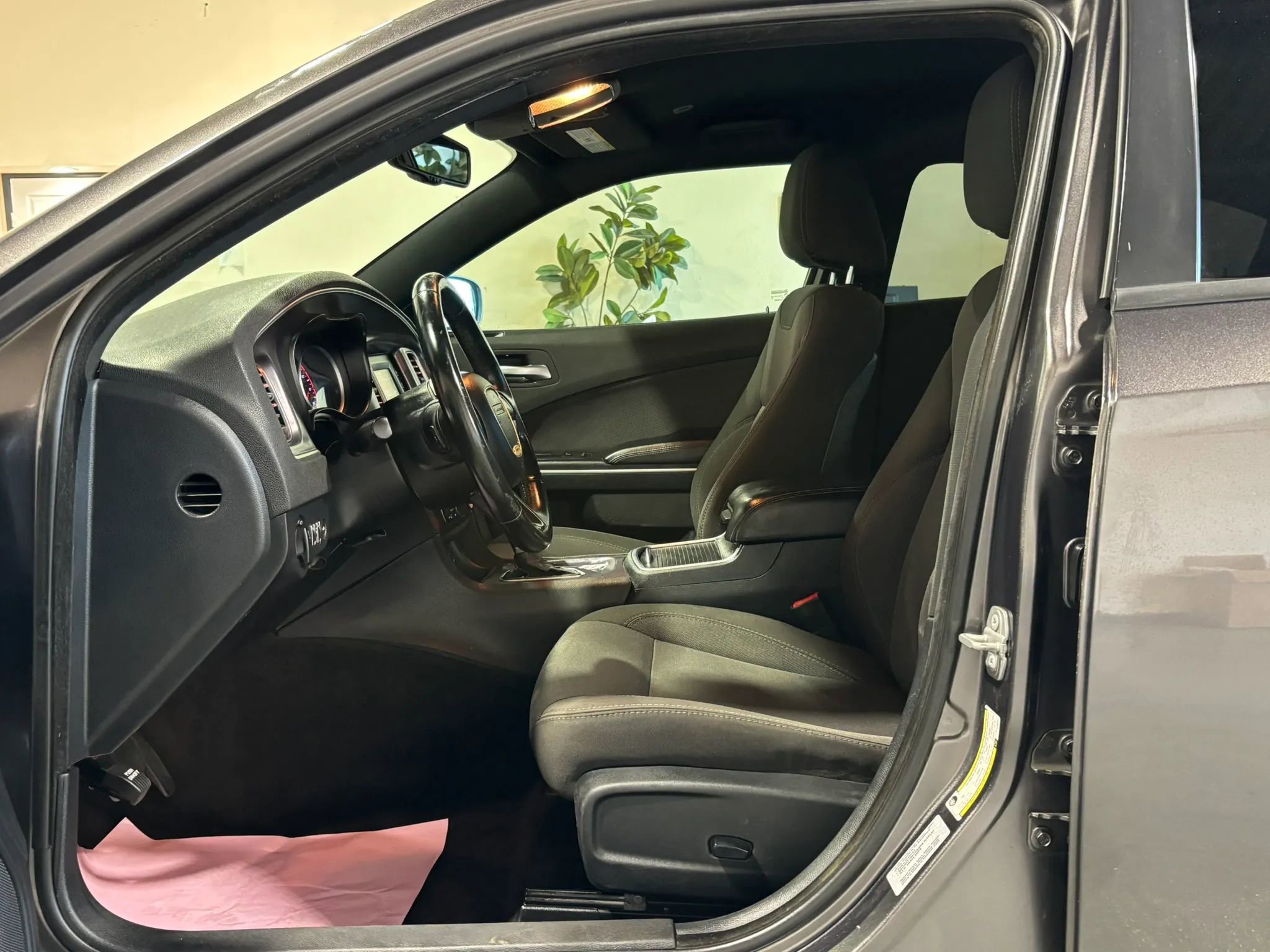 Used 2017 Dodge Charger SE RWD image 9