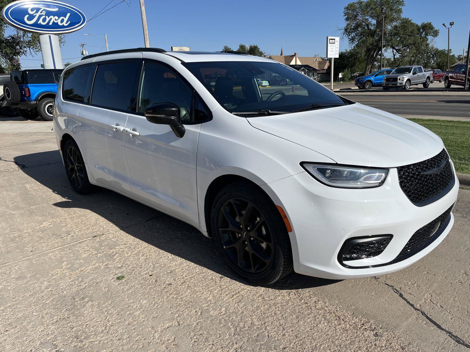 Used 2025 Chrysler Pacifica Limited FWD image 4
