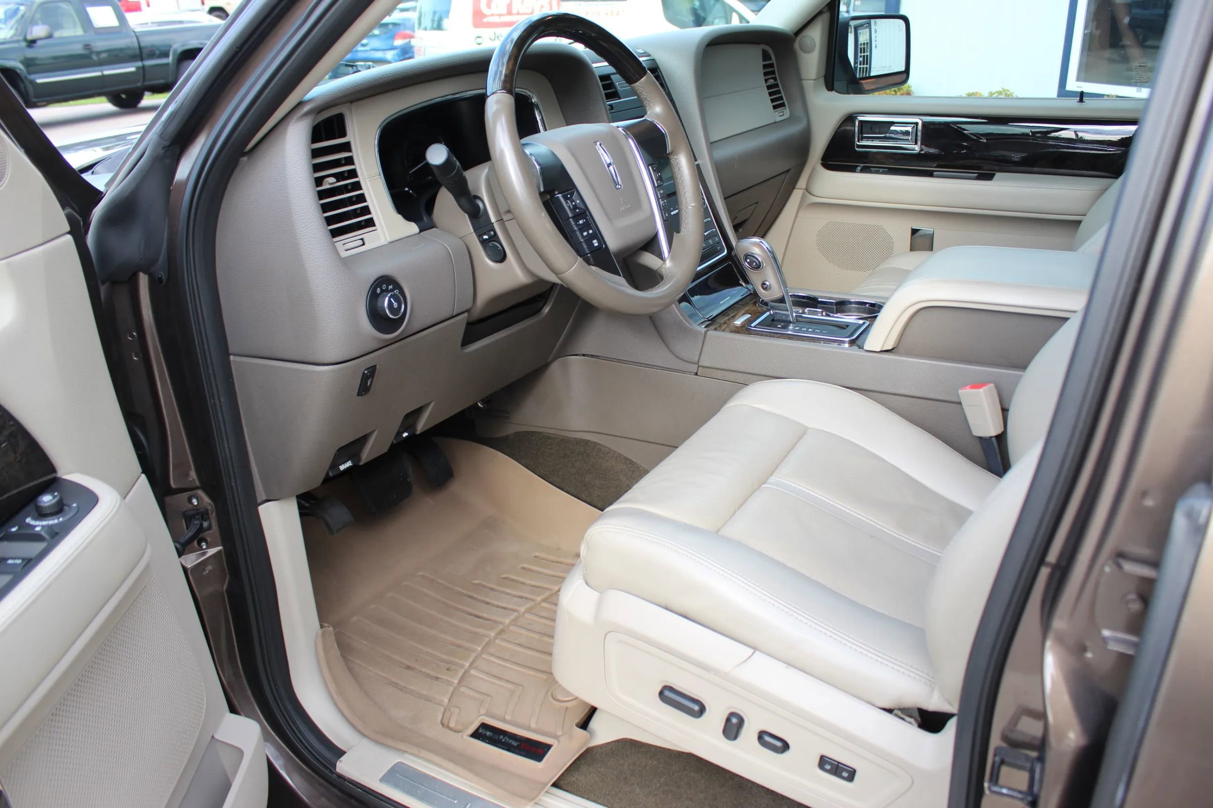 Used 2017 Lincoln Navigator L Select RWD image 12