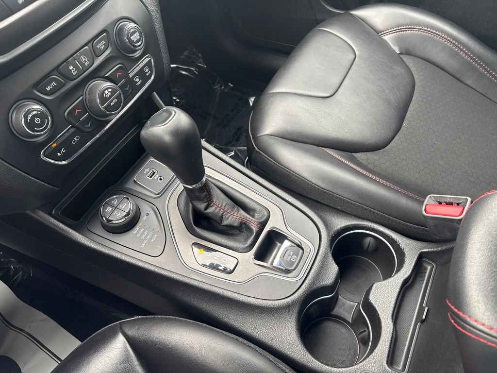 Used 2019 Jeep Cherokee Trailhawk w/ Cold Weather Group AWD/4WD image 17