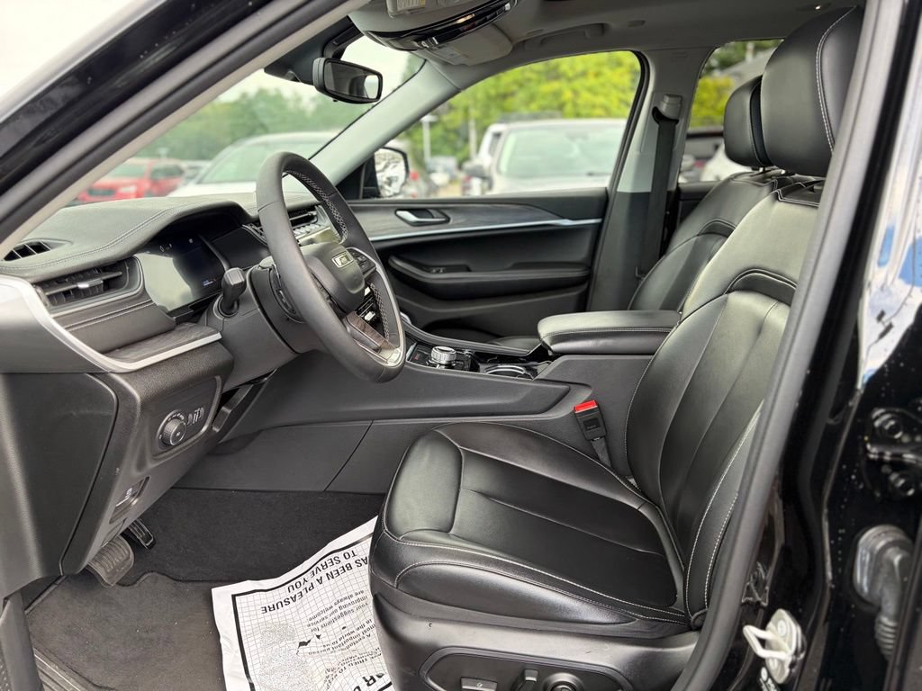 Used 2023 Jeep Grand Cherokee L Limited AWD/4WD image 26
