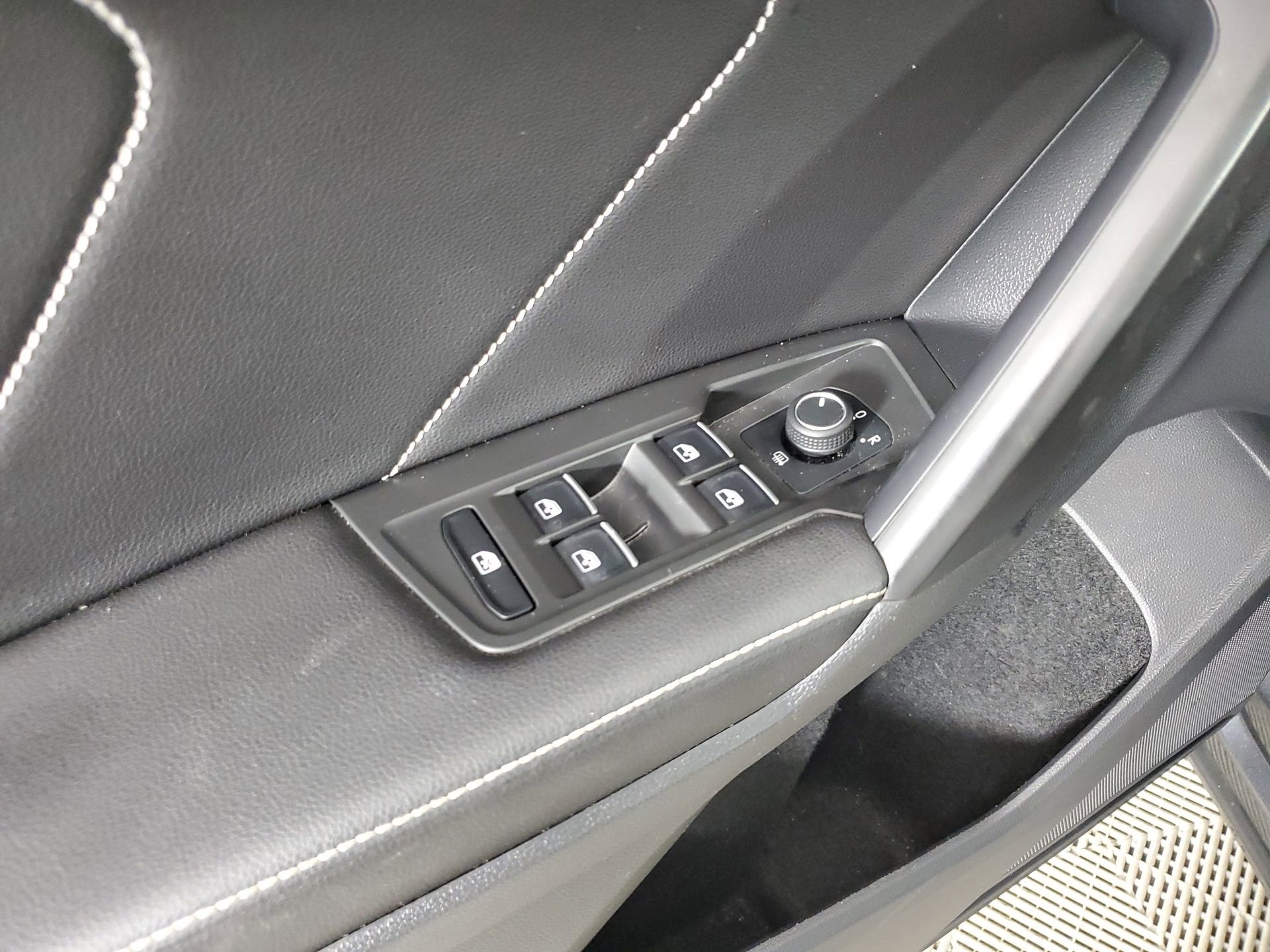 Used 2022 Volkswagen Tiguan SE R-Line image 23