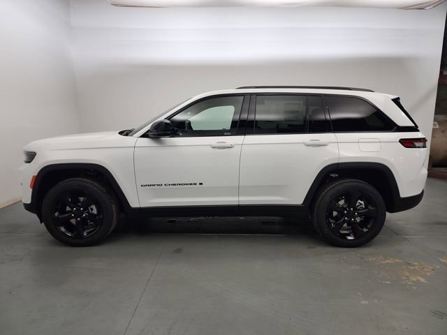 New 2025 Jeep Grand Cherokee Altitude image 5