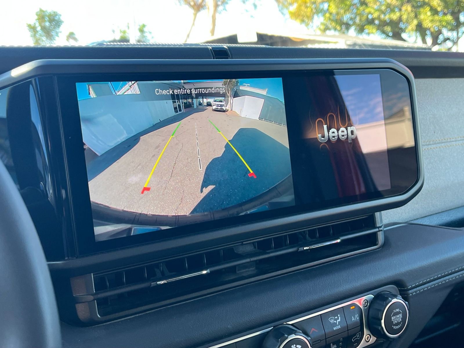 Used 2025 Jeep Wrangler Sahara image 17