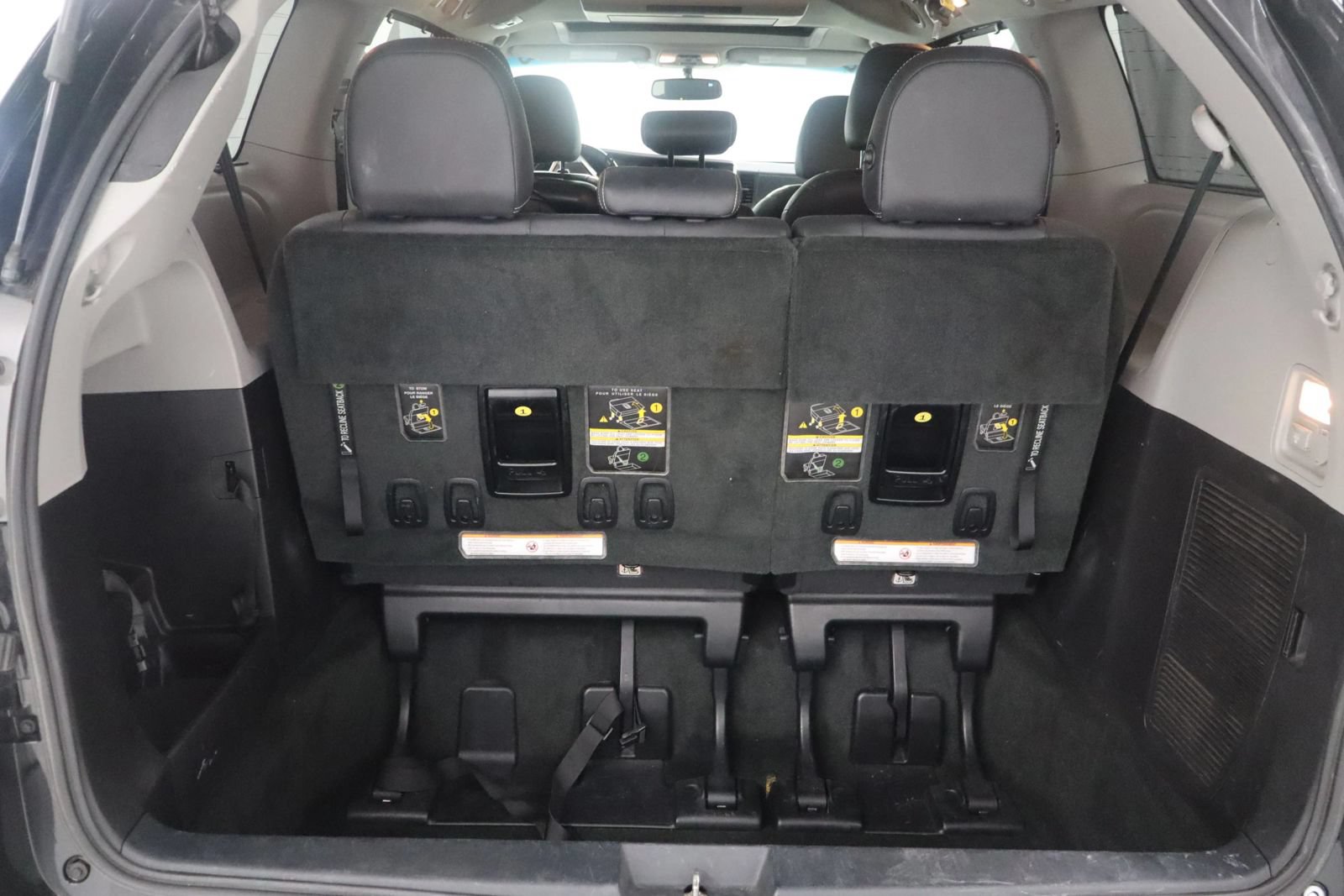 Used 2017 Toyota Sienna SE Premium FWD image 8
