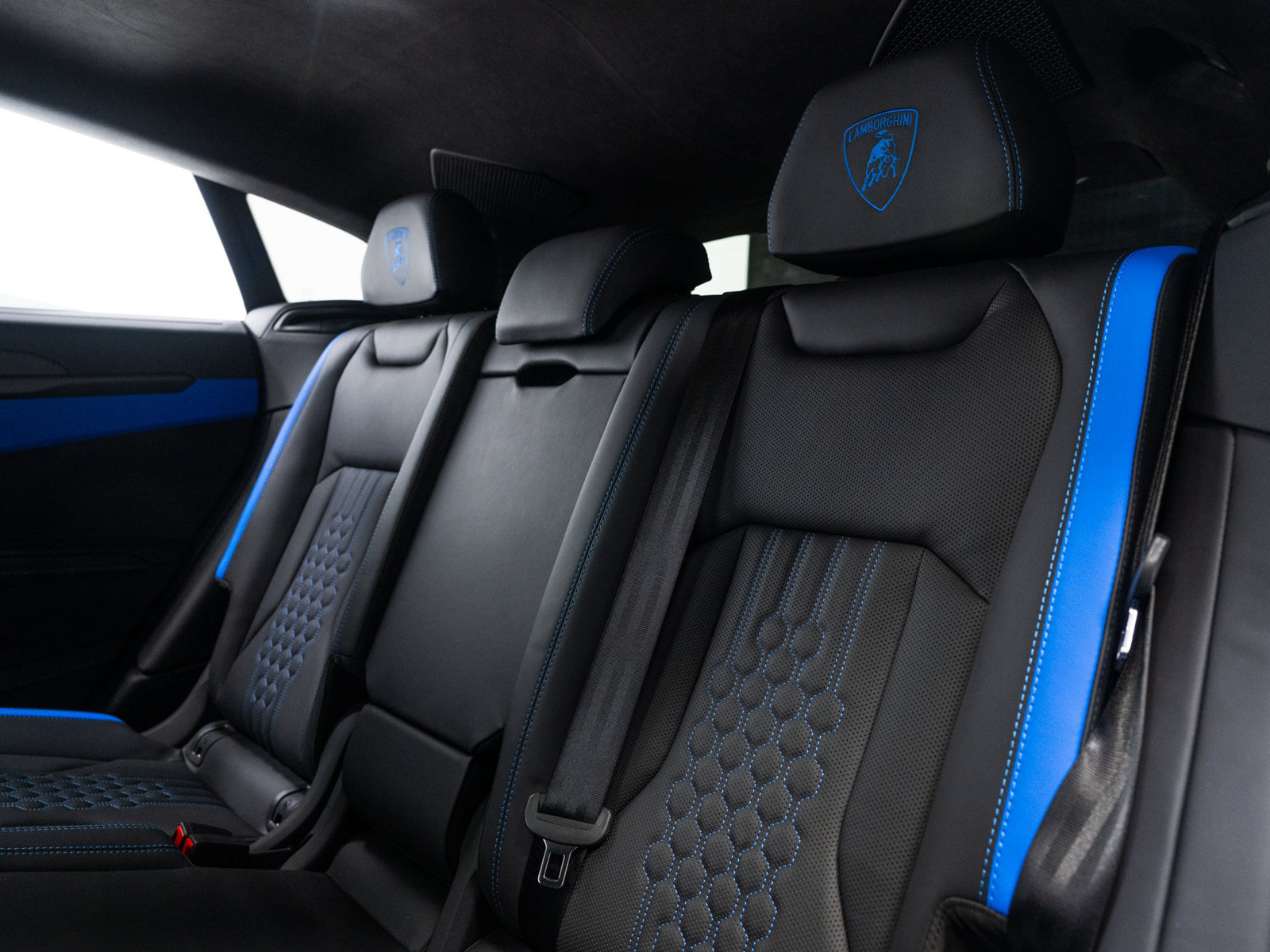 Used 2025 Lamborghini Urus SE AWD/4WD image 57