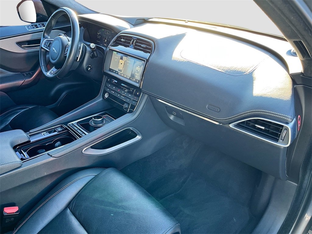 Used 2019 Jaguar F-PACE S image 31