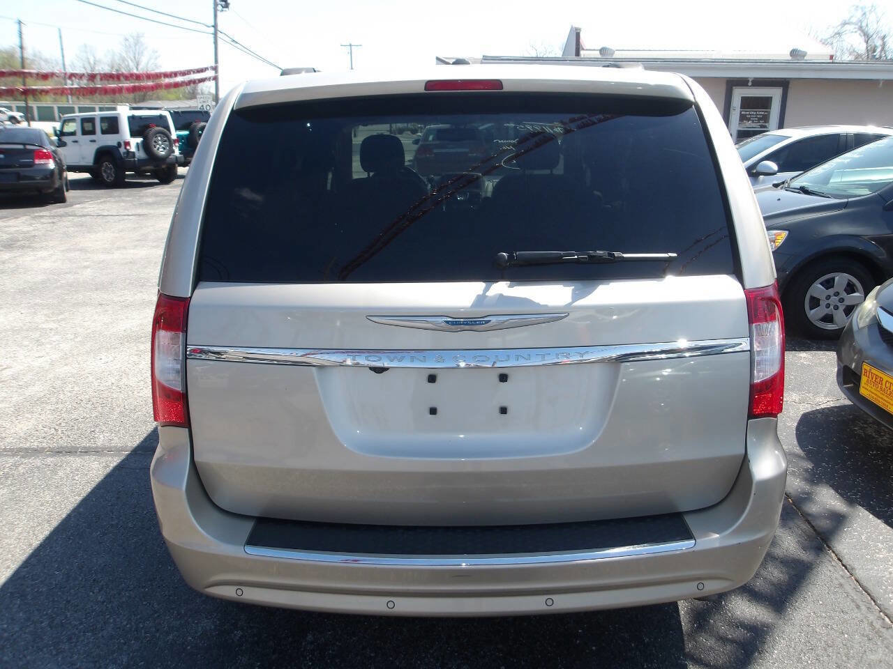Used 2015 Chrysler Town & Country Touring-L w/ Driver Convenience Group image 6