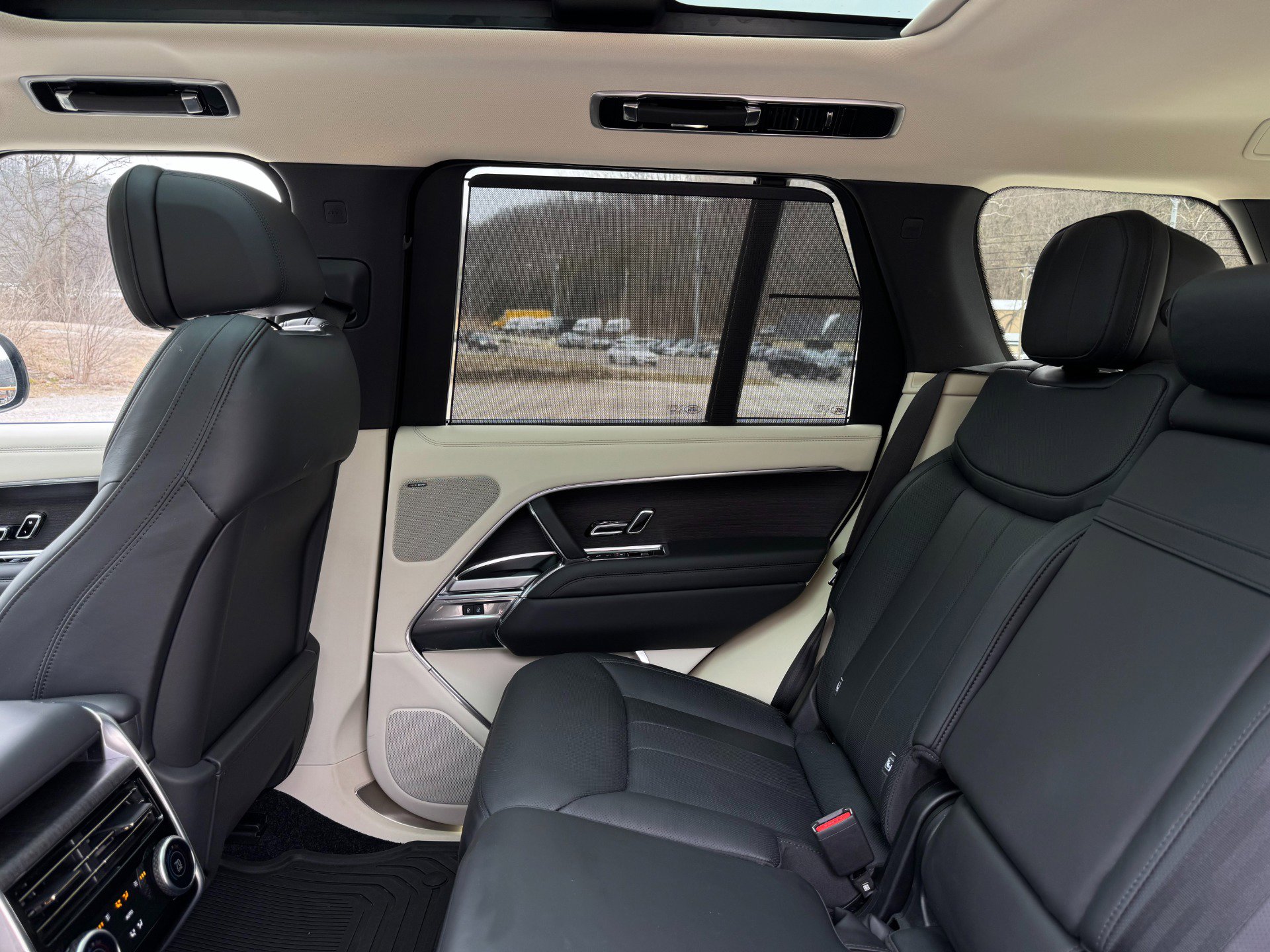 Used 2024 Land Rover Range Rover SE image 45