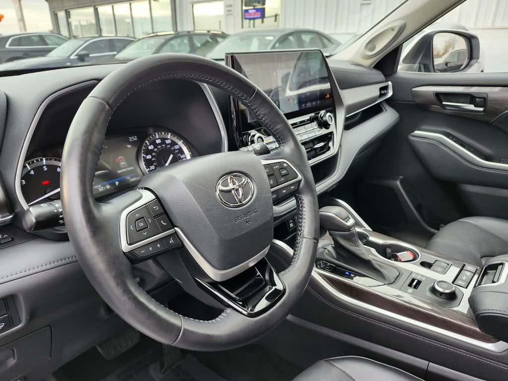 Used 2022 Toyota Highlander Limited image 7