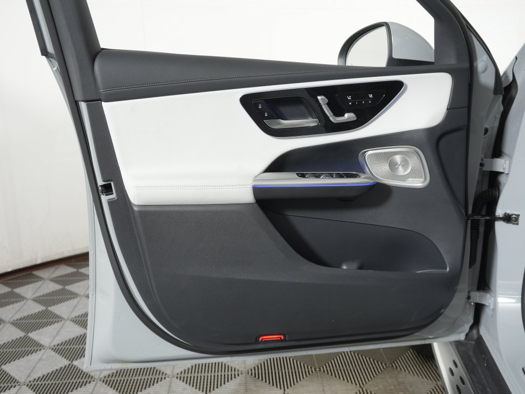 Used 2025 Mercedes-Benz GLC 300 4MATIC image 29