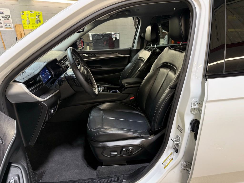 Certified 2023 Jeep Grand Cherokee L Limited w/ Black Appearance Package AWD/4WD image 20