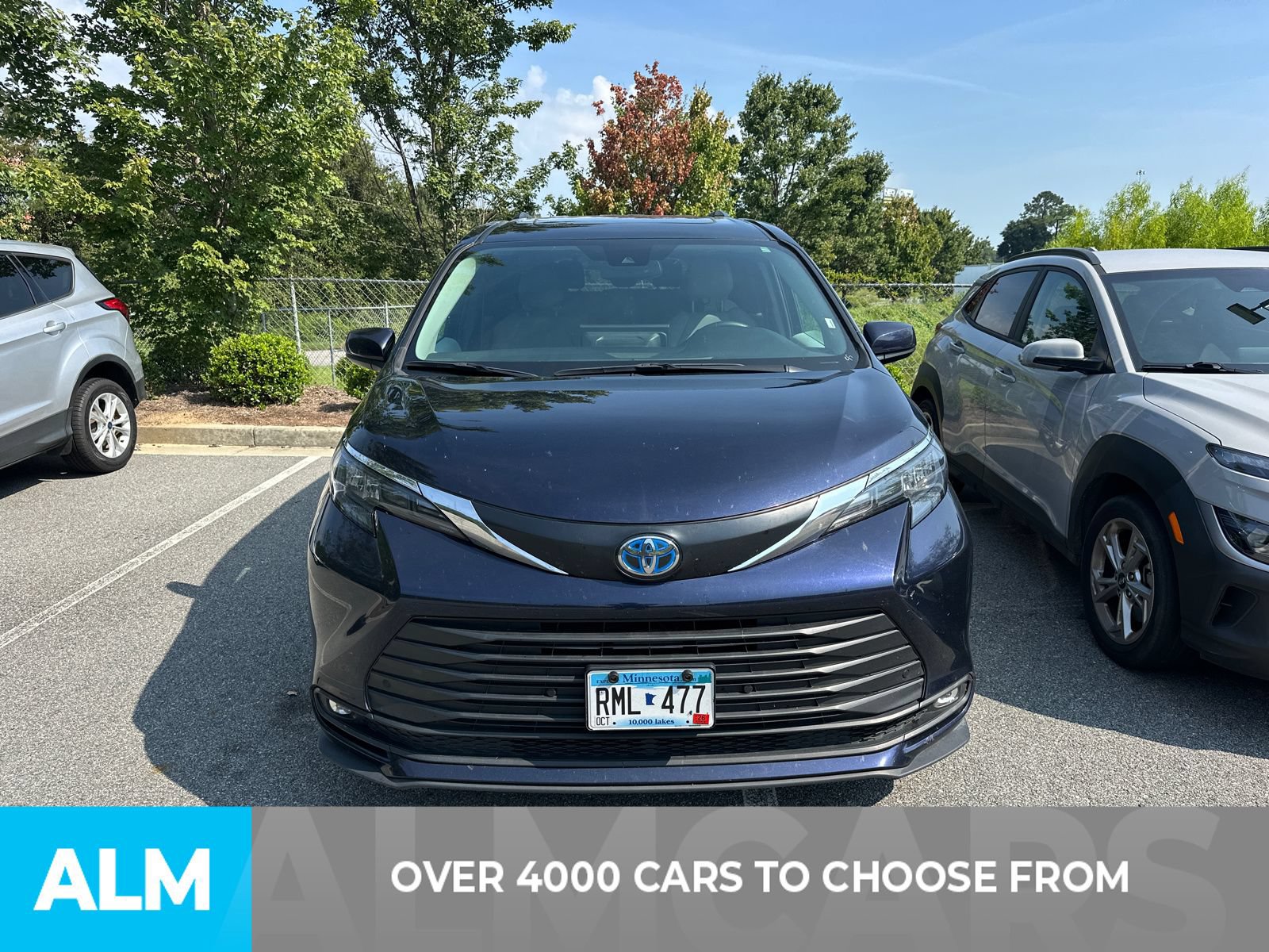 Used 2025 Toyota Sienna XLE FWD image 2